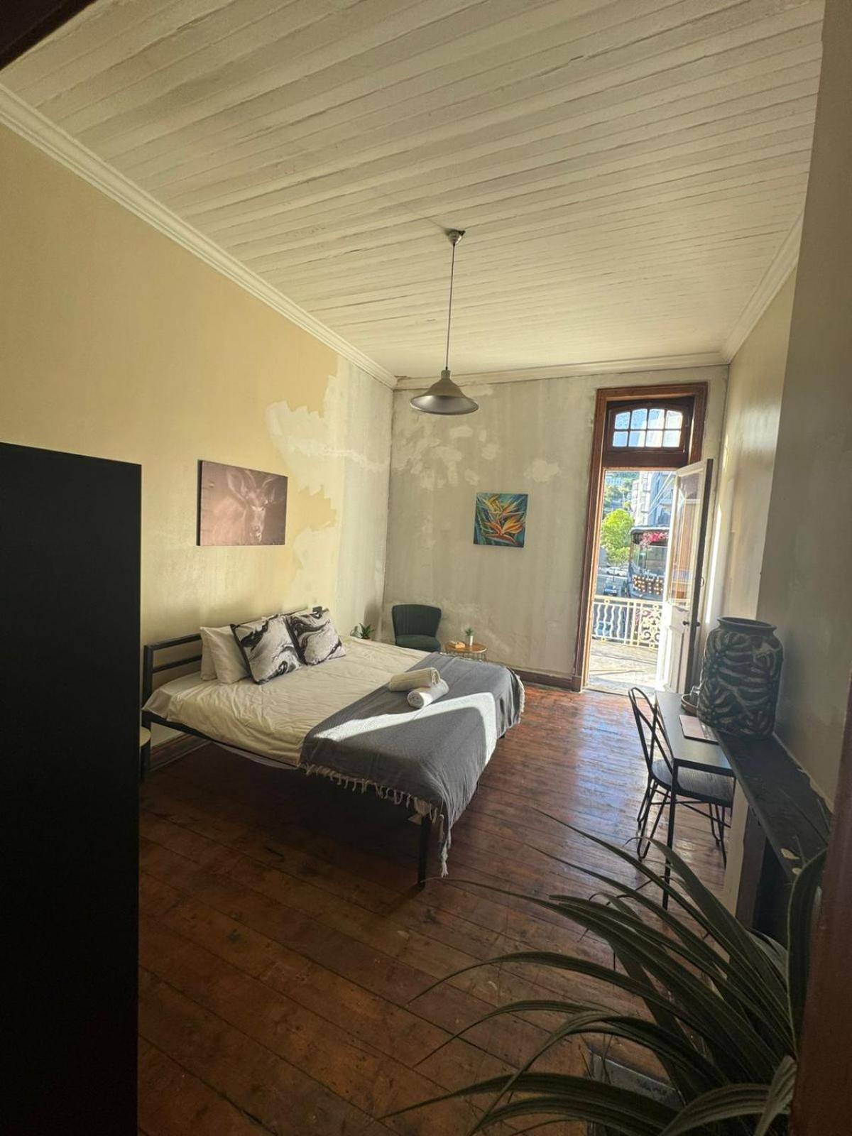 Hotel Wobbly Warthog